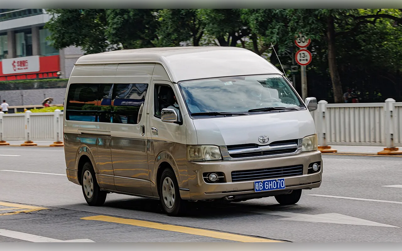 Toyota HiAce Commuter, photo 1